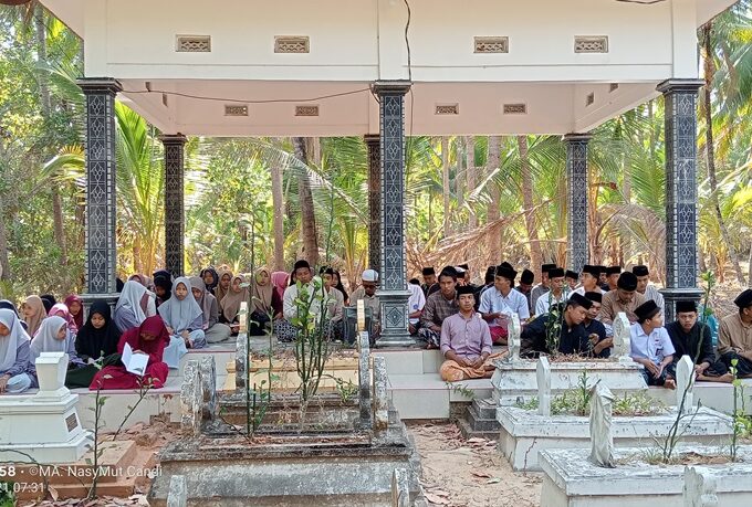 MA Nasy-atul Muta'allimin Rayakan Hari Santri Nasional dengan Istighasah dan Bersih-Bersih Makam Muassis