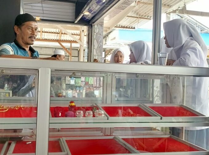 Observasi Lapangan: Siswa MA Nasy-atul Muta’allimin Belajar Ekonomi Langsung di Pasar