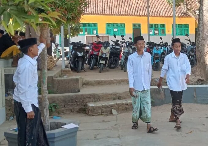 Sambut Hari Santri Nasional 2025, Guru dan Siswa MA Nasy-atul Muta’allimin Kenakan Sarung