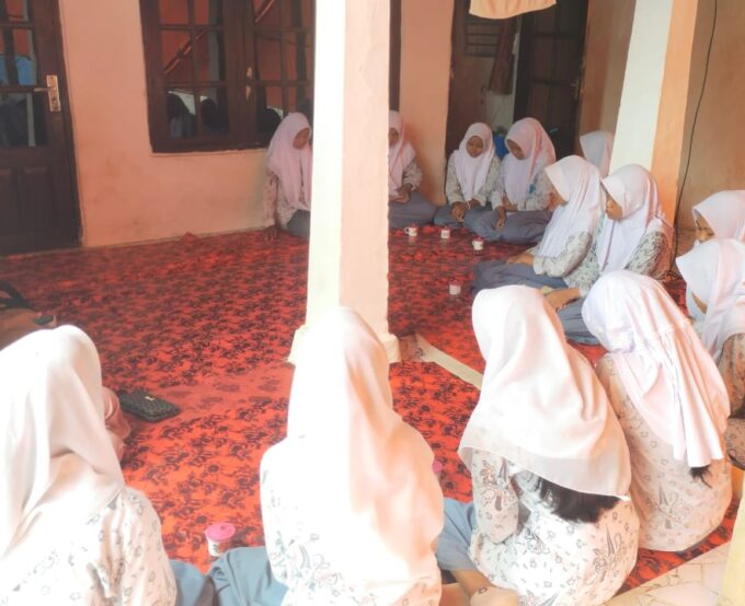 Wali Kelas XII Nasymut Ajak Siswa Kunjungi Teman yang Berduka