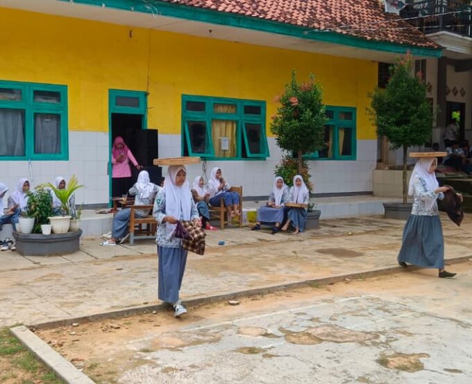 MA Nasy-atul Muta’allimin Gelar Lomba Nyoon Gaddhang Sebagai Upaya Lestarikan Budaya Lokal